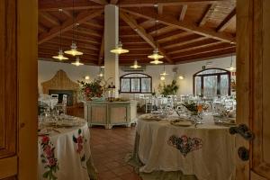 A restaurant or other place to eat at Villa Belfiore Még 37 kép