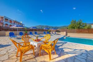 un gruppo di sedie e un tavolo accanto alla piscina di Villa Kristefi private pool Kato korakiana a Kato Korakiana