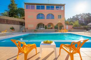 una villa con piscina, tavolo e sedie di Villa Kristefi private pool Kato korakiana a Kato Korakiana