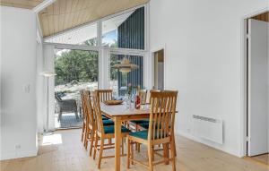Fotografie z fotogalerie ubytování Three-Bedroom Holiday Home In Nexo v destinaci Vester Sømarken