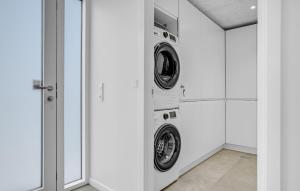 Φωτογραφία από το άλμπουμ του Gorgeous Home In Glesborg With Kitchen σε Glesborg