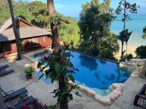 Bazén v ubytování Hidden Paradise Private Master Bedroom Villa,Langkawi nebo v jeho okolí + 21 fotografií