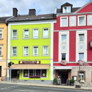 ホーフにあるBali Apartment Hof, Küche, Parkplatz, 24h digital checkin, WLan250MBitの通り並ぶ色彩豊かな建物