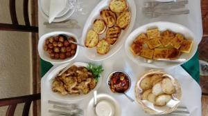 Makanan di atau berdekatan penginapan di ladang