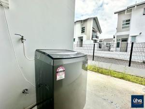 ジョホールバルにあるTaman Impian Emas By RR JBcityの建物横に置いた緑のゴミ箱