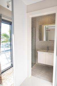 un baño con lavabo y espejo en Çeşme lüks huzurlu yeni villa, en Cesme 24 fotos más