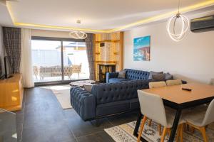 una sala de estar con un sofá y una mesa en Çeşme lüks huzurlu yeni villa, en Cesme