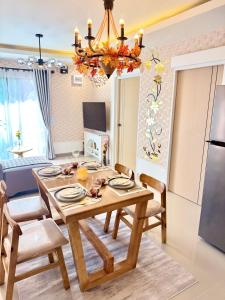 Una cocina y un comedor con mesa y sillas. en Check it Near Panyaden,SBS,Kad Farang,13min to airport, en Hang Dong