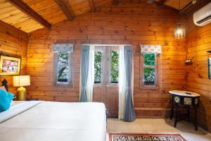 Postel nebo postele na pokoji v ubytování Stone Water Eco Resort