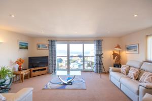 ein Wohnzimmer mit Sofa und Fernseher in der Unterkunft Chymoresk - Self Catering Holiday Cottage Hayle St Ives Bay in Hayle