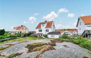 un gruppo di case in cima a una grande roccia di 2 Bedroom Lovely Apartment In Kungshamn a Kungshamn