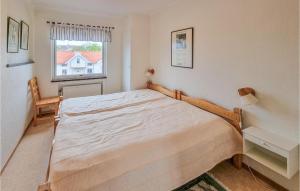 Letto o letti in una camera di 2 Bedroom Lovely Apartment In Kungshamn