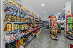 Supermarket nebo jiné obchody v  penzionu nebo okolí