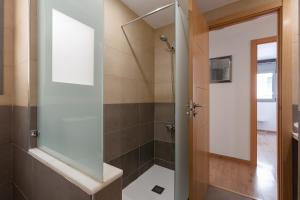 un bagno con doccia con porta in vetro di 4263 - AB Les Corts II a Barcellona