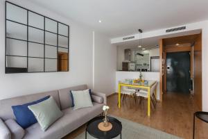 un soggiorno con un divano e un tavolo di 4263 - AB Les Corts II a Barcellona