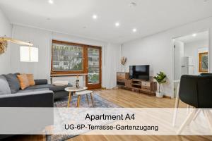 ザンクト・ブラージエンにあるFerienhaus Albmatte-Naturidyll am Fluss-Novemberaktion-Sauna inklusiveのソファとテレビのあるリビングルーム +44枚の写真