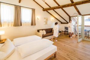 Letto o letti in una camera di Romantik Hotel Jagdhof