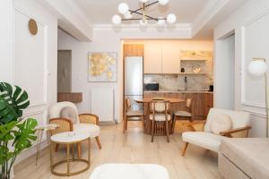 un salon avec une table et des chaises et une cuisine dans l'établissement Margo Luxury Living 1 by 8essentially, à Héraklion