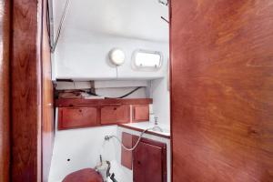 una pequeña cocina con armarios de madera y una ventana en Ventisquero, en Puerto de Tazacorte 14 fotos más