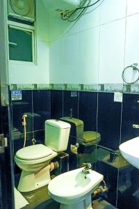 a bathroom with a toilet and a sink at Mountain Breeze Chill Apartment in Nuwara Eliya +6 photos