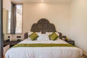 Postel nebo postele na pokoji v ubytování Hotel Mayur C R Park - Greater Kailash New Delhi