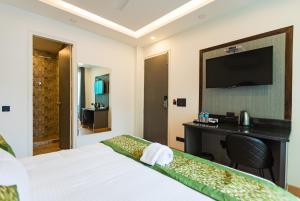Postel nebo postele na pokoji v ubytování Hotel Mayur C R Park - Greater Kailash New Delhi