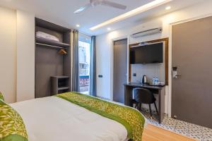 Postel nebo postele na pokoji v ubytování Hotel Mayur C R Park - Greater Kailash New Delhi