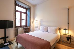 Uma cama ou camas num quarto em UMA Foyer 25 Apartments