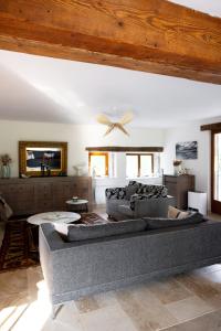 a living room with two couches and a ceiling fan at Les Prés d'Allerey in Allerey-sur-Saone