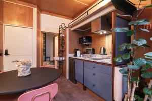 A cozinha ou kitchenette de UMA Foyer 25 Apartments