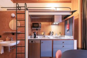 A cozinha ou kitchenette de UMA Foyer 25 Apartments