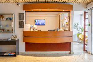 Sjónvarps- og/eða afþreyingartæki á Brit Hotel Le Parc Vichy