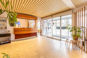 Vstupní hala nebo recepce v ubytování Brit Hotel Le Parc Vichy