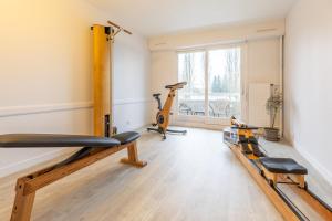 Fitness centrum a/nebo fitness zařízení v ubytování Brit Hotel Le Parc Vichy