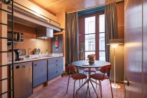 A cozinha ou kitchenette de UMA Foyer 25 Apartments