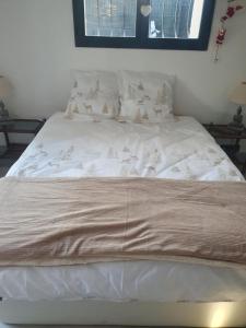 Ένα ή περισσότερα κρεβάτια σε δωμάτιο στο chambre jaccuzi vue mer