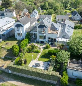eine Luftaufnahme eines großen Hauses in der Unterkunft Manava Villa vue mer et Mont Saint Michel piscine intérieure in Saint-Jean-le-Thomas