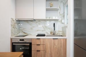 une cuisine avec un évier et un plan de travail dans l'établissement Margo Luxury Living 2 by 8essentially, à Héraklion