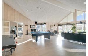 Posezení v ubytování Gorgeous Home In Grenaa With Sauna