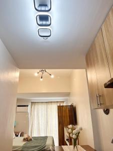 Posteľ alebo postele v izbe v ubytovaní Best Condo Studio 24th Floor The Loop Tower CDO Lucky 4