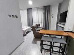 a room with a table and chairs and a living room at Apartamento FIBES II edificio LUX SEVILLA in Seville