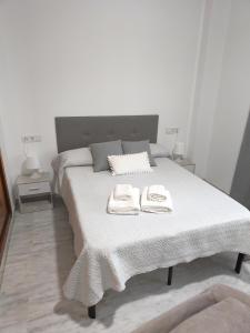 Ένα ή περισσότερα κρεβάτια σε δωμάτιο στο Apartamento FIBES II edificio LUX SEVILLA +10 φωτογραφίες