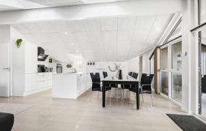 una cucina e una sala da pranzo con tavolo e sedie di 5 Bedroom Cozy Home In Hejls a Hejls