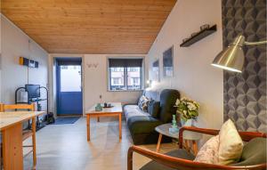エーベルトフトにあるOne-Bedroom Apartment In Ebeltoftのソファとテーブルのあるリビングルーム