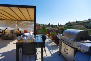 Gril dostupný pro hosty v apartmánu