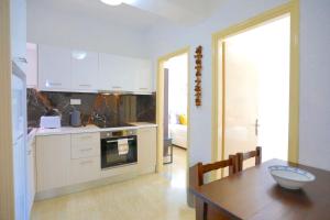 Kuchyň nebo kuchyňský kout v ubytování Angela Apartment + 14 fotografií