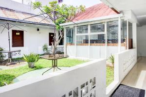 メダンにあるHotel O Medan City Near Sun Plaza Formerly Residence Anugrahの前庭のテーブル付き家