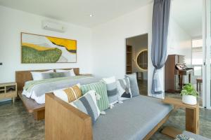 une chambre avec un lit et un canapé dans l'établissement White Pool Villa Chiangmai, à Chiang Mai 61 autres photos