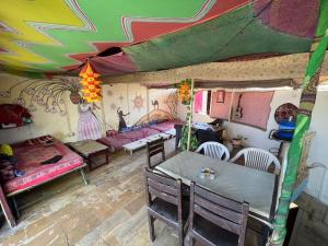 Posezení v ubytování Peace & Love Hostel Jaisalmer