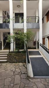 Το κτήριο όπου στεγάζεται  το διαμέρισμα +5 φωτογραφίες